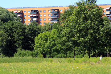 Wohnblock im Grünen