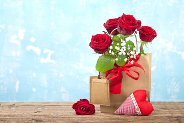 rote Rosen in Geschenketüte