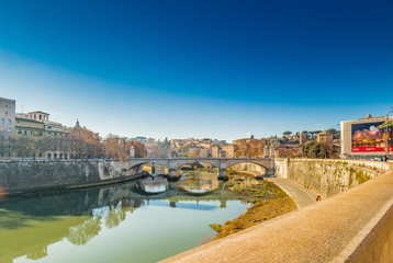 Fototapeta na wymiar view of the river Tiber