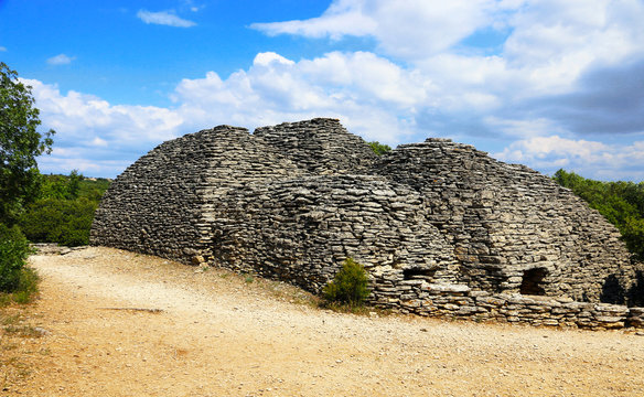 Anciennes habitations en pierres
