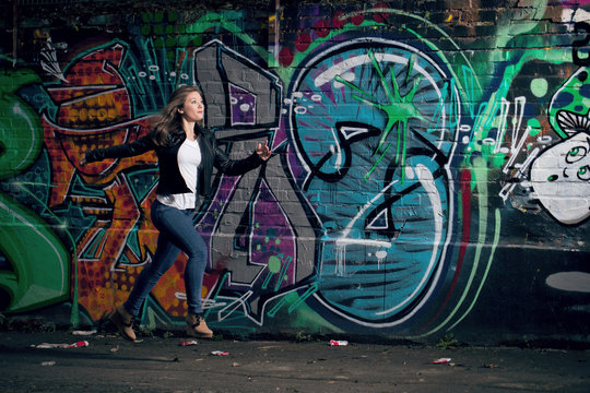 Stylische Frau Outdoor Posing