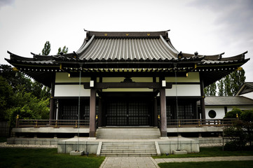 Templo de estilo japonés en el interior de unos jardines Zen