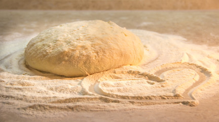 Fototapeta na wymiar Тесто из пшеничной муки для приготовления хлеба