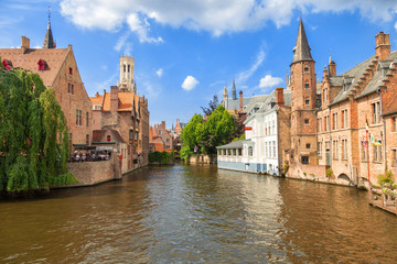 Fototapeta premium Dok Różańca (Rozenhoedkaai) i Dzwonnica. Scena ze średniowiecznej bajki w Brugii w Belgii