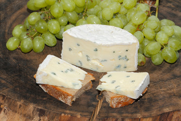 Blauschimmelkäse, Brot, Weintrauben