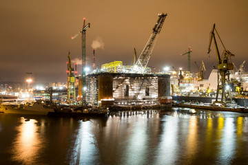 Obraz premium Night view of the renovation of an oil rig in the Gdansk Repair Shipyard