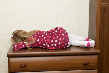 A child on the commode, view from the back