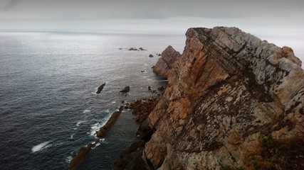 Rocas en la costa del mar cantabrivo