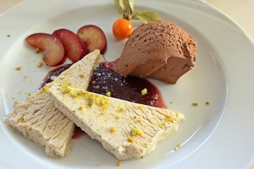 Vanilleparfait, Schoko-Kaffeemousse an Pflaumenpüree mit frischen Pflaumen