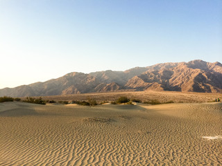 Sonnenaufgang in den Mesquite Dunes bei Stovepipe Wells im Death