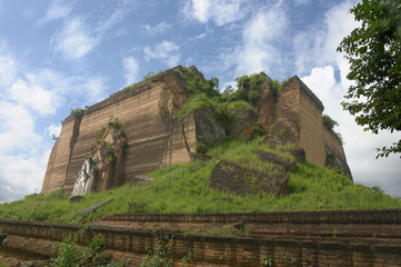 Fototapeta na wymiar Burmese stupa in Mingun