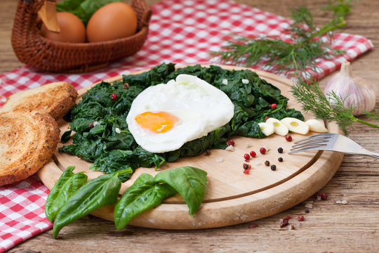 Spinach, eggs and toasted bread