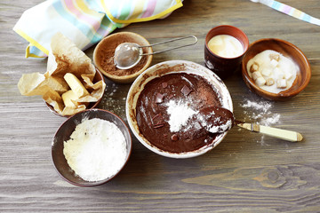 Obraz na płótnie Canvas Preparing dough for chocolate pie on table close up