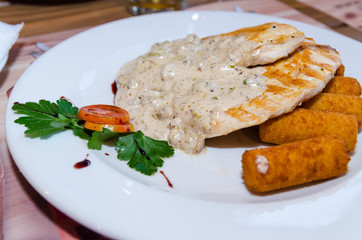 Chicken slices in pistachio sauce 