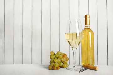 Obraz premium Wine and grape on wooden wall background