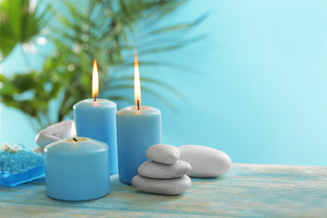 Obraz na płótnie Canvas Blue candles with spa salt on table