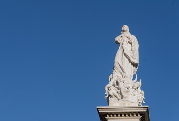 Fototapeta na wymiar monumento de la inmaculada concepción de Sevilla en la plaza del Triunfo