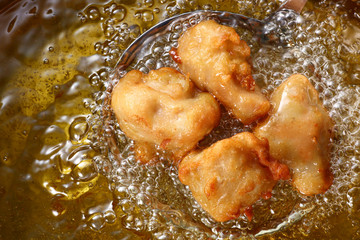 からあげ、揚げる
