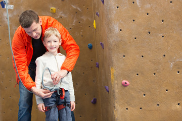 Obraz na płótnie Canvas family rock climbing