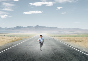 Obraz premium Businessman run on road