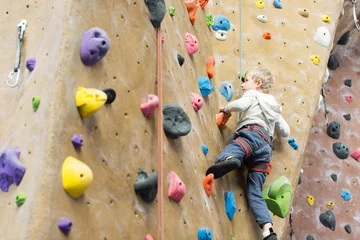 Foto op Plexiglas kid rock climbing © Aleksei Potov