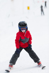 Fototapeta na wymiar kid skiing
