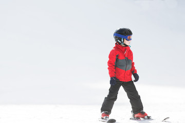 Fototapeta na wymiar kid skiing