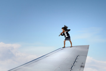 Obraz premium On wing of flying airplane