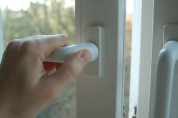 Hand öffnet Fenster
