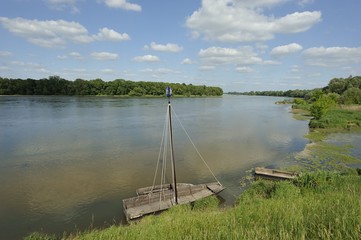 chalands et vue sur la Loire aux environs de Sully sur Loire 45 Loiret, patrimoine de l'Unesco