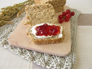 Haferbrot mit Johannisbeergelee