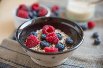 Joghurt mit Beeren und Müsli 