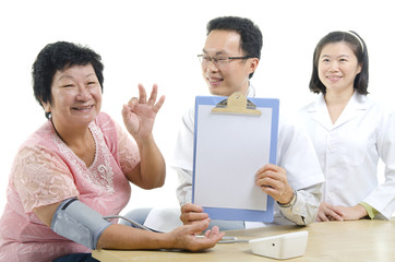 Obraz premium Image of a doctor and his nurse checking up a senior patient in