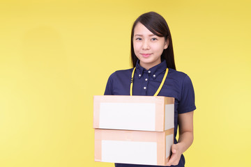 荷物を運ぶ女性作業員