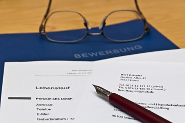 Bewerbungsunterlagen und Brille