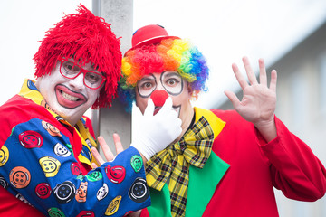 lustige clowns auf der straße