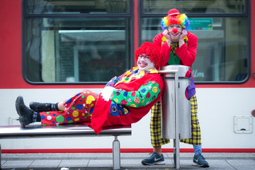 clowns warten auf die bahn