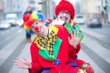 clowns feiern begeistert auf der straße