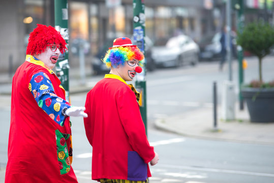 clowns nach dem karnevalsumzug