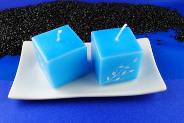 Blaue Kerzen auf Hintergrund