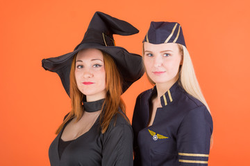 junge frauen in kostümen