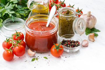 Fototapeta na wymiar tomato sauce, pesto and ingredients
