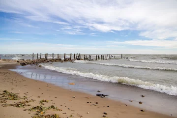Fototapeten Die Legende von Minnie Quay. Der angeblich heimgesuchte Strand und Pier in Forester gilt als einer der am meisten heimgesuchten Orte in Michigan. © ehrlif