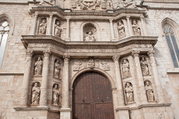 Fototapeta na wymiar Entrée de l'église Santa Maria Maggiore, Montblanc, Catalogne, Espagne