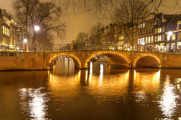 Fototapeta premium Amsterdam canal and bridge at night