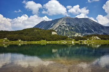 Obraz premium Amazing view of Todorka Peak and reflection in Muratovo lake, Pirin Mountain, Bulgaria