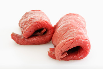 Zwei rohe Rinderrouladen
