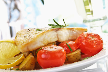 Gebratener Victoriaseebarsch Filet mit Grilltomaten, Pellkartoff