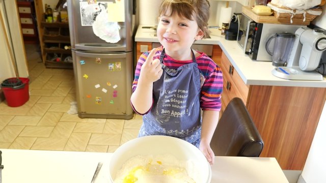 pr&eacute;paration de la p&acirc;te &agrave; cr&egrave;pes avec maman