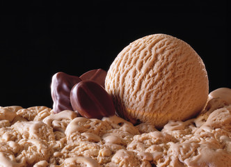 Eiskugel Mokkaeis auf Eisbett, Speiseeis, Eis, Schmelz,  Struktu